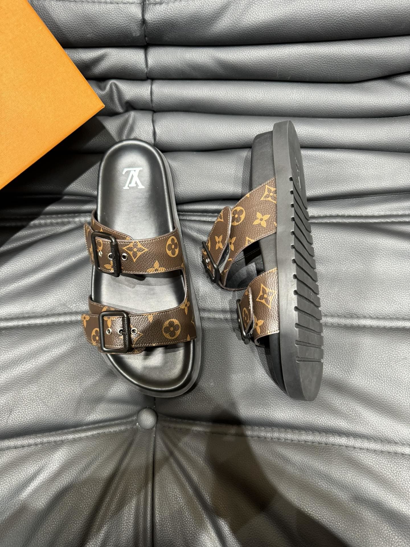 Louis Vuitton Slippers